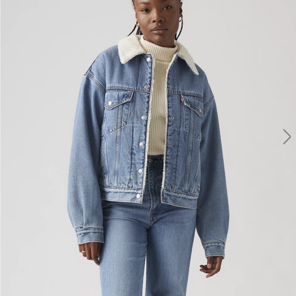 ⭐️FLASH SALE⭐️
Levi's Classic Blue Denim Jacket with Sherpa Lining - Picture 2 of 6